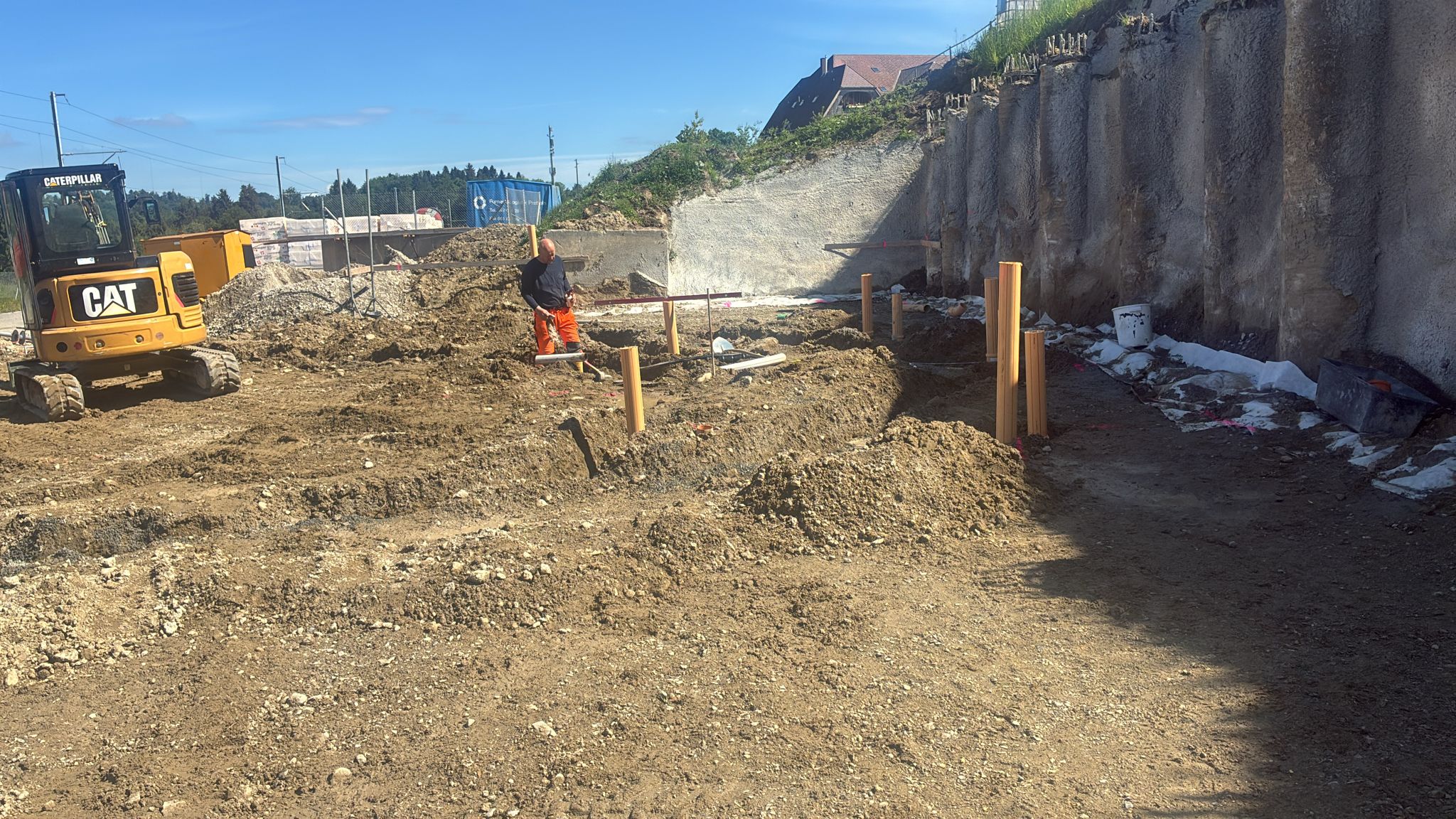 Baustelle mit Baumaschinen, Aushub und Baugrube